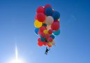 Il video e le foto di David Blaine che si fa sollevare in aria da decine di palloncini