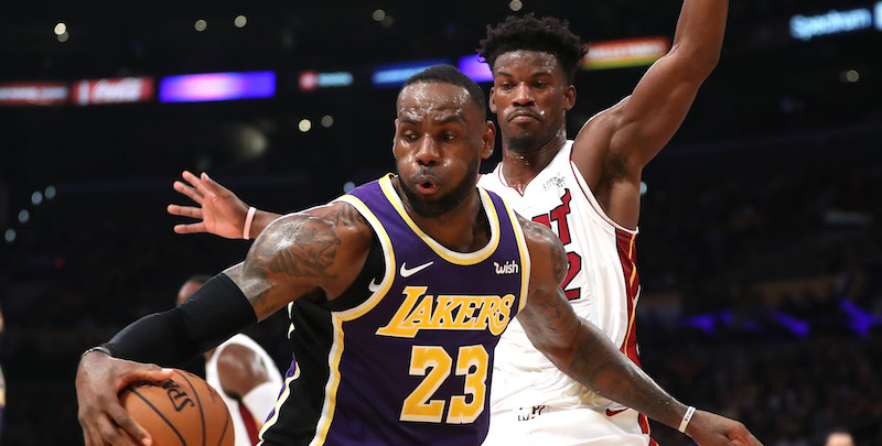 Jimmy Butler dei Miami Heat, a destra, e LeBron James dei Los Angeles Lakers, a sinistra, durante una partita della stagione regolare a novembre. (Sean M. Haffey/Getty Images)