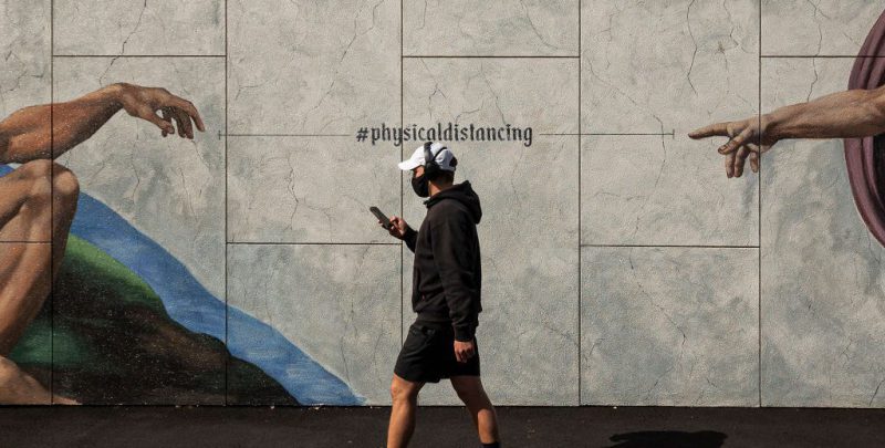 Un uomo con la mascherina accanto al Clarendon Centre, centro commerciale e di aggregazione nel sobborgo di South Melbourne, in Australia, il 14 settembre 2020. (Daniel Pockett/ Getty Images)