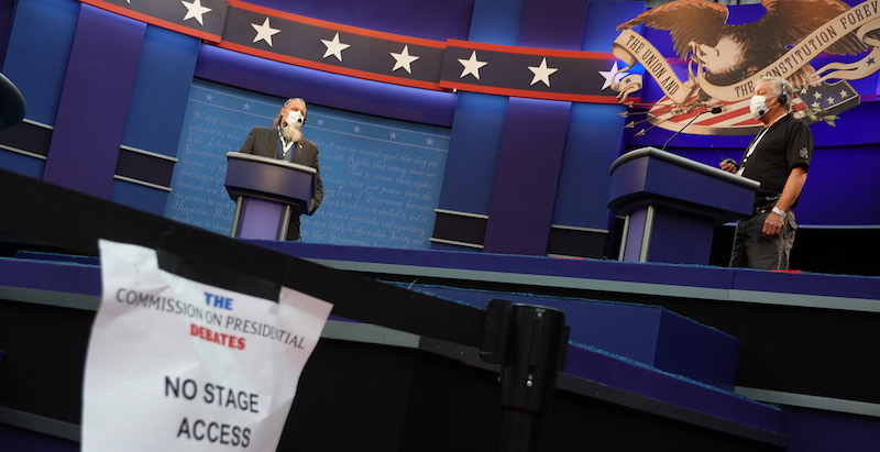La preparazione del palco per il dibattito. (Scott Olson/Getty Images)