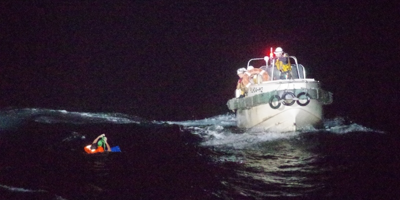 Il salvataggio di Sareno Edvarodo, fino ad ora unico sopravvissuto al naufragio della Gulf Livestock 1 (foto della guardia costiera giapponese tramite Getty Images)