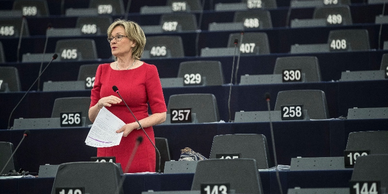 Mairead McGuinness al parlamento europeo, a Strasburgo, il 25 ottobre 2018 (AP Photo/Jean-Francois Badias)