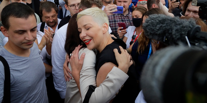 Un abbraccio fra Sviatlana Tsikhanouskaya, candidata alle ultime elezioni presidenziali, e Maria Kolesnikova, a Minsk in Bielorussia, domenica 9 agosto 2020 (AP Photo/Sergei Grits)
