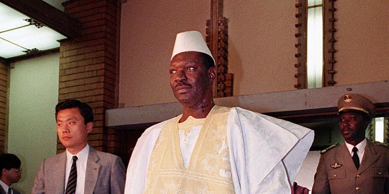 Moussa Traoré il 12 giugno del 1990
in visita a Tokyo, in Giappone (ANSA/EPA PHOTO AFP/FILES ANSA-CD)