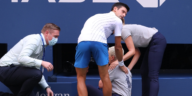 Novak Djokovic è stato squalificato dagli US Open per aver colpito una giudice di linea con una pallina