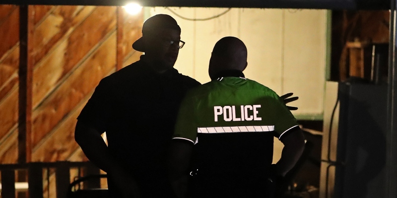 Agenti della polizia di Salt Lake City, nello Utah, negli Stati Uniti, durante un'indagine il 27 giugno 2019 (George Frey / Getty Images)