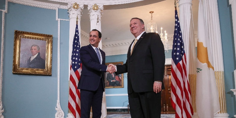 
Il ministro degli Esteri di Cipro Nikos Christodoulides e il Segretario di Stato americano Mike Pompeo, il ​​18 novembre 2019, a Washington, negli Stati Uniti (Drew Angerer/Getty Images)