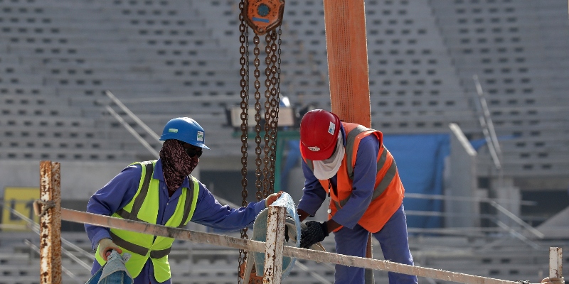 Operai al lavoro per la costruzione del Lusail Stadium, in vista dei mondiali di calcio del 2022, il 20 dicembre 2019. In Qatar quasi un milioni di lavoratori migranti è impiegato nell'edilizia (AP/Hassan Ammar)