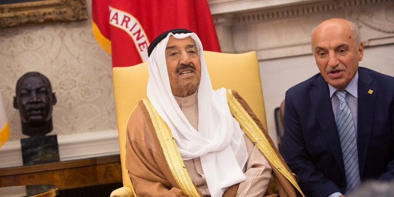 L'emiro del Kuwait Sabah al-Ahmed al-Jaber durante il suo incontro con il presidente degli Stati Uniti Donald Trump nello Studio Ovale della Casa Bianca, il 7 settembre 2017 a Washington (Chris Kleponis-Pool /Getty Images)