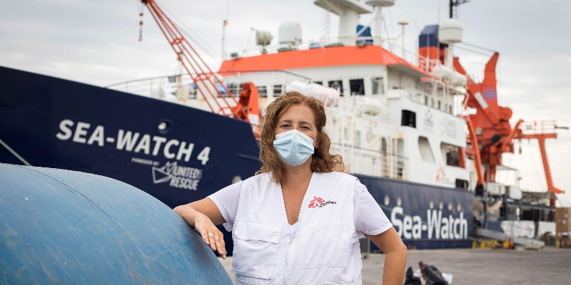 Mila Font, rappresentante di Medici Senza Frontiere, nel porto di Burriana, in Spagna, l'11 agosto 2020, da dove la nave Sea Watch 4 ha iniziato la sua missione di salvataggio (ANSA/EPA/DOMENECH CASTELLO)