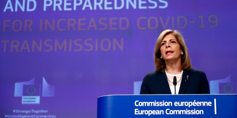 Stella Kyriakides, la Commissaria europea per la salute e la sicurezza alimentare della Commissione Europea, durante una conferenza stampa a Bruxelles sulla situazione dell'epidemia da coronavirus in Europa, il 24 settembre 2020 (ANSA/EPA/FRANCOIS LENOIR)