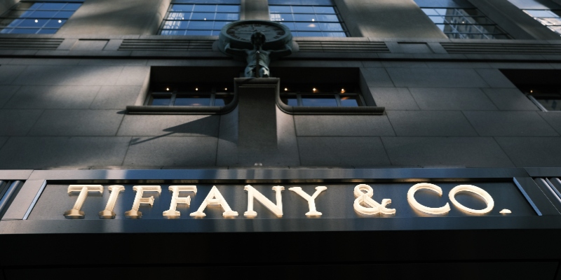 La multinazionale francese del lusso LVMH ha detto che per ora non comprerà la nota azienda di gioielli Tiffany