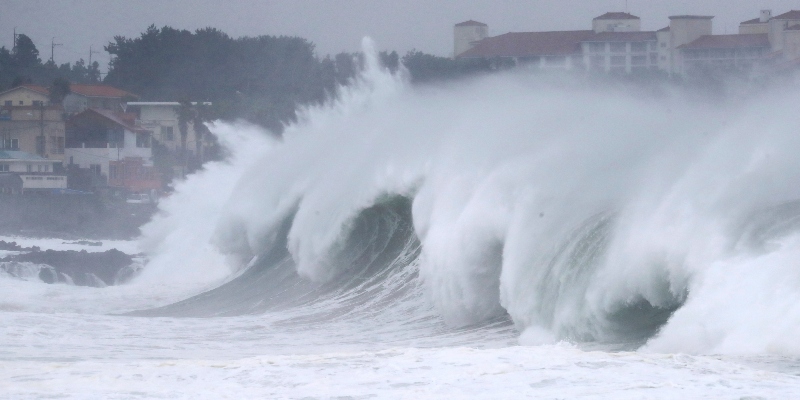 Le alte onde provocate dal tifone Maysak si infrangono su una spiaggia mentre si avvicina all'isola di Jeju, in Corea del Sud, mercoledì 2 settembre 2020 (Park Ji-ho / Yonhap tramite AP)
