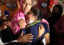 In Bangladesh un gasdotto sotterraneo è esploso vicino a una moschea: ci sono almeno 16 morti