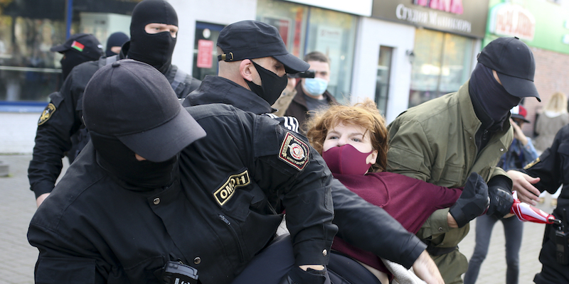 Centinaia di persone sono state arrestate durante le proteste di sabato a Minsk, in Bielorussia