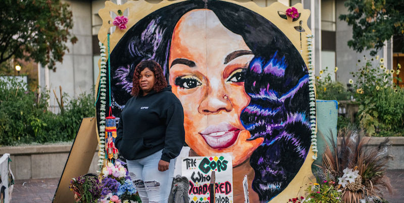 Tamika Palmer, madre di Breonna Taylor, davanti a un murale della figlia a Louisville, Kentucky, 21 settembre 2020
(Brandon Bell/Getty Images)