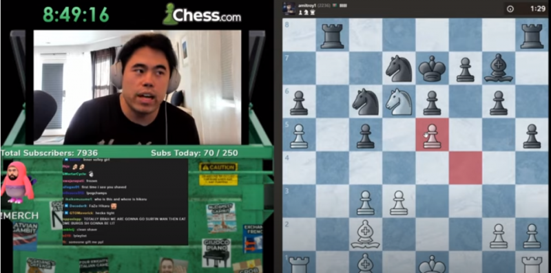 Il grande maestro Hikaru Nakamura durante una partita a scacchi in diretta streaming sul suo canale Twitch.