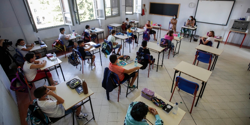 Studenti in classe nella scuola elementare "San Biagio" di Codogno, in provincia di Lodi, il 14 settembre 2020. (AP Photo/Luca Bruno)