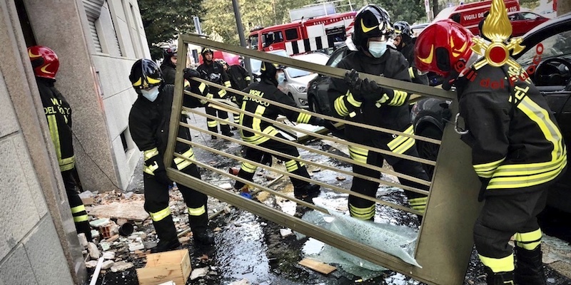 Vigili del fuoco al lavoro davanti al palazzo di piazzale Libia, a Milano, dove la mattina del 12 settembre 2020 si è verificata un'esplosione (Vigili del Fuoco via AP/La Presse)