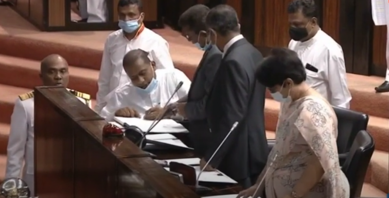 Premalal Jayasekara firma durante il giuramento per l'elezione al parlamento dello Sri Lanka. 