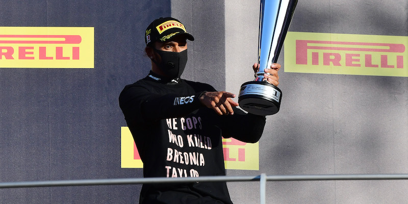 Lewis Hamilton sul podio del Gran Premio di Toscana (Jenifer Lorenzini/Getty Images)