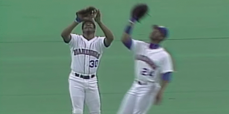 Ken Griffey Jr. ruba una palla al padre nella partita tra Marines e White Sox nel 1990 (MLB)