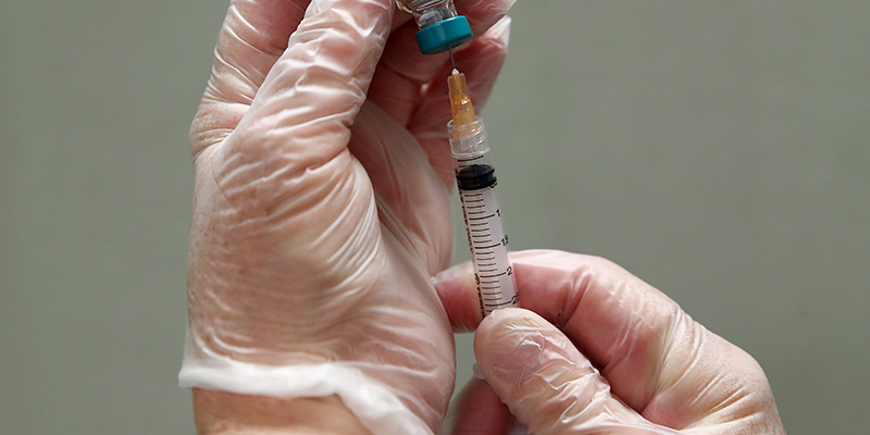 Per accelerare sul vaccino contro il coronavirus si infetteranno persone sane