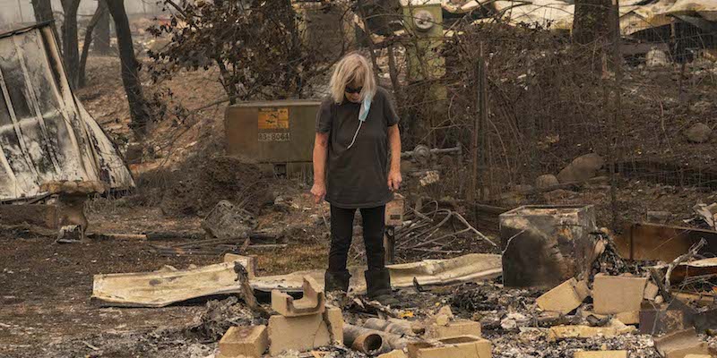 Una donna tra ciò che resta della sua casa nel campo caravan di Ashland, l'11 settembre 2020
(David Ryder/Getty Images)