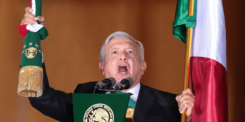 Il presidente del Messico López Obrador durante la festa per l'indipendenza del paese del 15 settembre, in cui si ripete il "grido alle armi" dei messicani contro gli spagnoli (Hector Vivas/Getty Images)