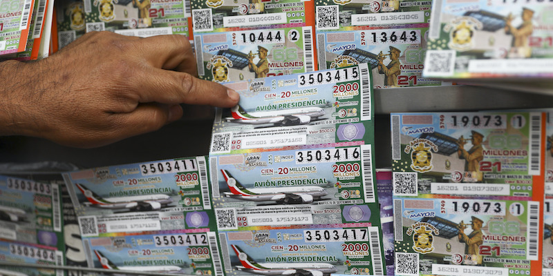 Biglietti della lotteria nazionale messicana con l'immagine dell'aereo presidenziale (Eduardo Verdugo/AP Photo/LaPresse)