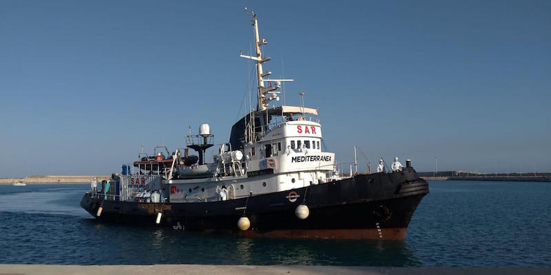 La nave Mare Jonio della ong Mediterranea nel porto di Pozzallo, in Sicilia (Ansa)