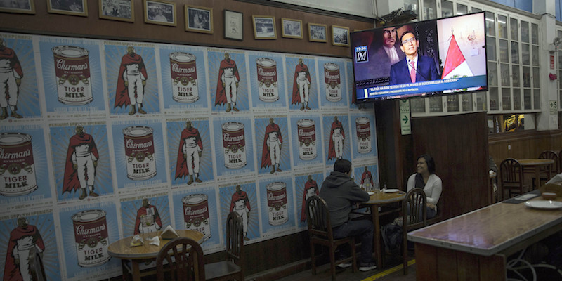 Un discorso del presidente del Perù Martín Vizcarra trasmesso in TV in un bar di Lima, il 10 settembre 2020 (La Presse/AP Photo/Rodrigo Abd)