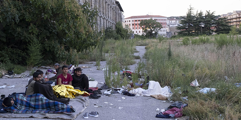 Alcune persone migranti a Trieste, vicino alla stazione ferroviaria, 25 agosto 2020 (ANSA/ MAURO DONATO)