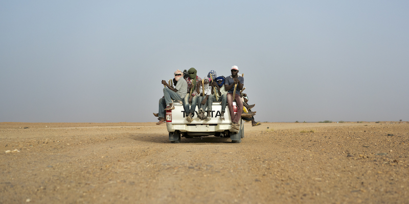 Migranti diretti in Libia da Agadez, in Niger, il 4 giugno 2018 (La Presse/AP Photo/Jerome Delay, File)