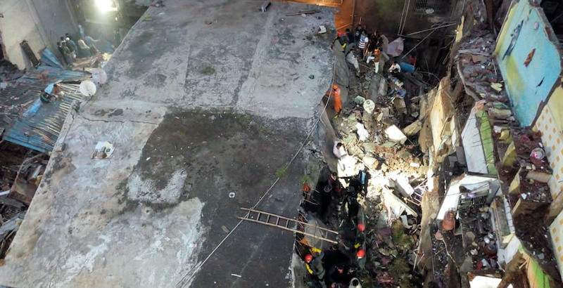L'edificio crollato a Mumbai, India (National Disaster Response Force via AP)