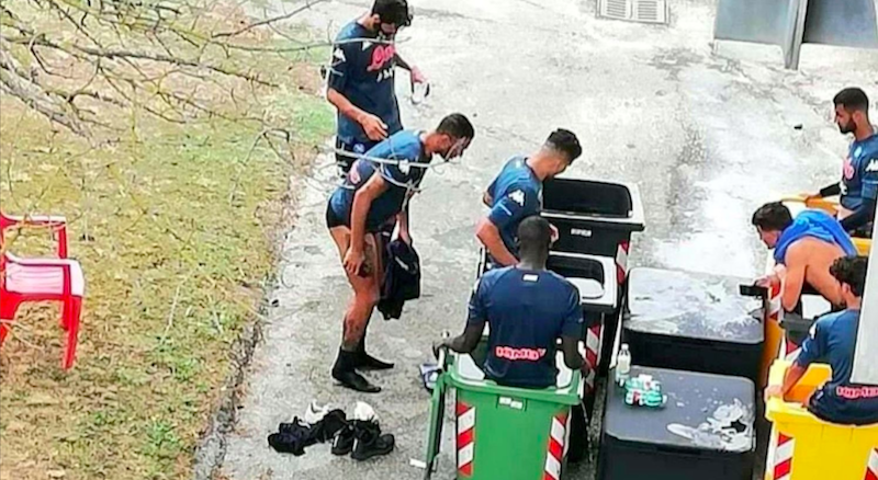 Cosa ci fanno i calciatori del Napoli dentro dei bidoni?