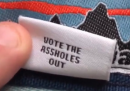 Su certi capi di Patagonia c'è un'etichetta che invita a votare contro "gli stronzi"