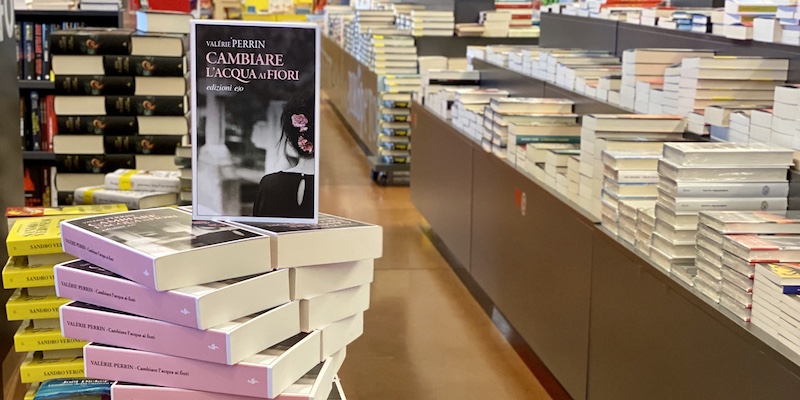 Una pila di copie di "Cambiare l'acqua ai fiori" di Valérie Perrin alla libreria Lovat di Villorba, in provincia di Treviso (Libreria Lovat)