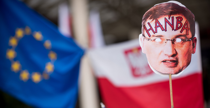 Una maschera di Zbigniew Ziobro durante una manifestazione a Cracovia (Omar Marques/SOPA Images via ZUMA Wire)