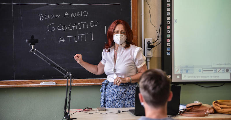 Una lezione al liceo Leonardo Da Vinci di Milano: metà classe è collegata in streaming, 14 settembre
(Ansa/Matteo Corner)