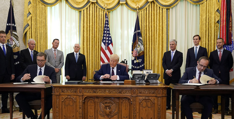 La firma dell'accordo economico tra il presidente serbo Aleksandar Vucic (a sinistra) e il primo ministro kosovaro Avdullah Hoti, presieduta dal presidente statunitense Donald Trump nello studio Ovale della Casa Bianca, Washington DC, 4 settembre 2020
(AP Photo/Evan Vucci)