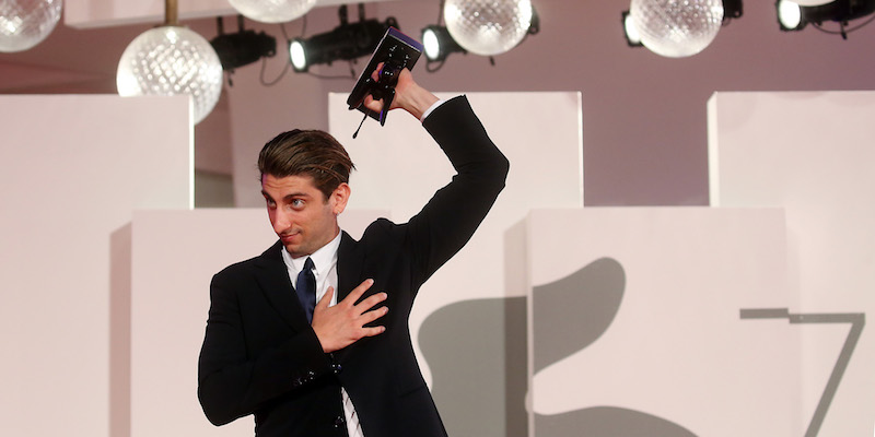 Il regista Pietro Castellitto con il premio vinto per la miglior sceneggiatura nella categoria Orizzonti alla 77esima Mostra del Cinema di Venezia, il 12 settembre 2020 (Elisabetta Villa/Getty Images)