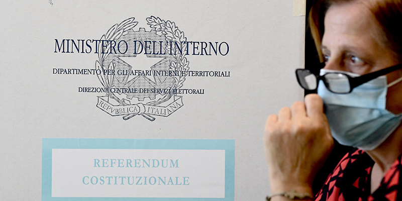 Le operazioni di voto a Pomigliano d'Arco (Napoli), 20 settembre 2020 (ANSA / CIRO FUSCO)