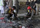 Diverse persone sono morte in seguito all'esplosione di una bomba in una scuola religiosa in Pakistan