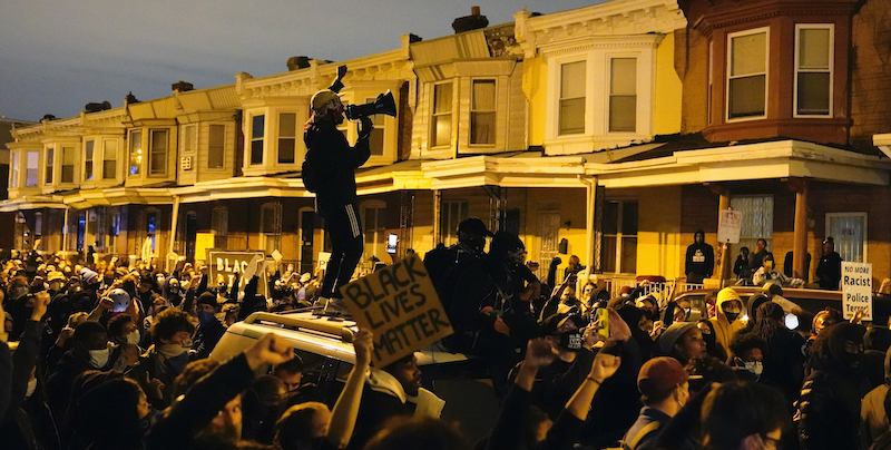 I manifestanti a Philadelphia martedì sera. (AP Photo/Matt Slocum)