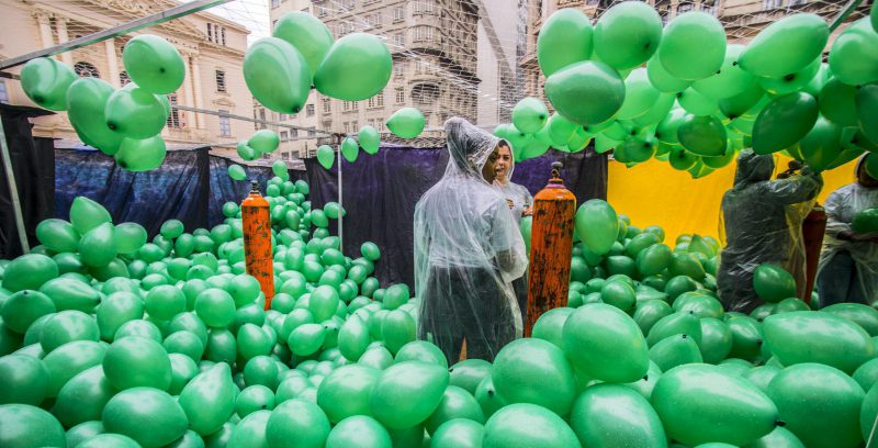 Migliaia di palloncini verdi biodegradabili in attesa di essere lanciati a San Paolo, in Brasile, come buon auspicio in occasione dell'anno nuovo, a fine 2017. (Cris Faga via ZUMA Wire / ANSA)