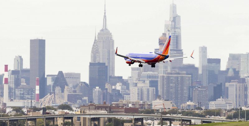 Un aereo passeggeri atterra all'aeroporto La Guardia, a New York, il 1 ottobre 2020. (EPA/ JUSTIN LANE)