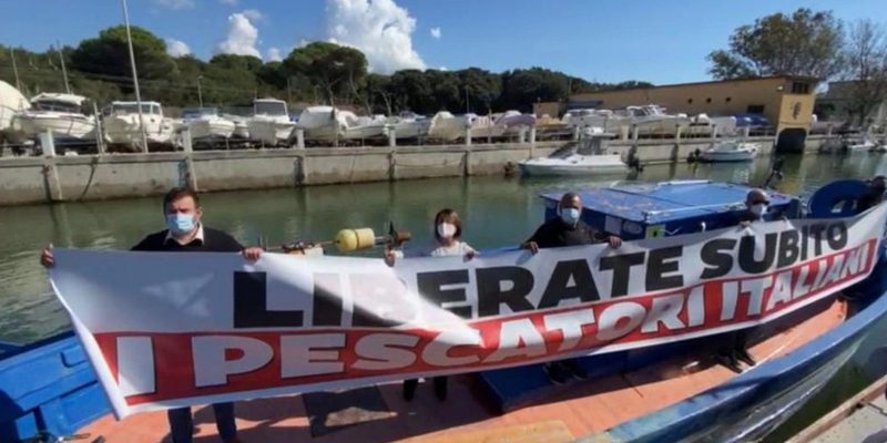 Striscione esposto per per sostenere la liberazione dei 18 pescatori di Mazara del Vallo bloccati a Bengasi, in Libia, da 50 giorni. Fiumicino, Roma, 19 ottobre 2020. (ANSA/ DARIO NOTTOLA)