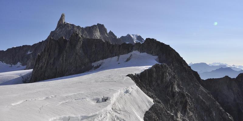 Il Dente del Gigante, e a sinistra il ghiacciaio del Gigante, visti da punta Helbronner: sulla cresta in primo piano passa il confine secondo l'interpretazione italiana. La cima del Monte Bianco è alle spalle dell'osservatore. (ANSA/THIERRY PRONESTY)