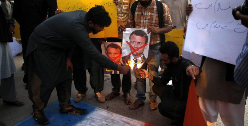Una foto del presidente francese Emmanuel Macron viene bruciata durante una protesta a Islamabad, la capitale del Pakistan (EPA/ SOHAIL SHAHZAD)